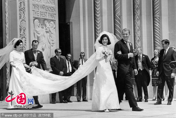 Luci Johnson, the younger daughter of president Johnson, and Patrick Nugent leave the shrine of the immaculate conception after their wedding in Washington, D.C., on Aug. 6, 1966. Luci&apos;s sister Lynda, accompanied by the groom&apos;s father, Gerard Nugent, holds the bridal gown train. [CFP]