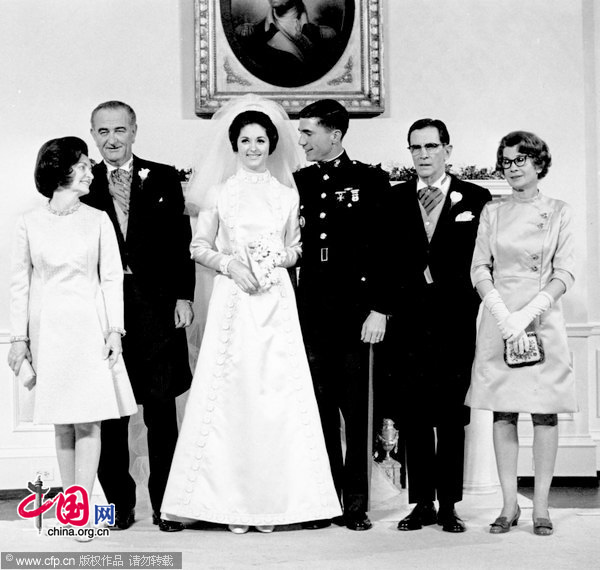 This Dec. 9, 1967 file photo shows newlyweds marine corps Capt. Charles S. Robb and Lynda Bird Johnson (center), as they pose with their parents in the yellow oval room in the White House in Washington in this Dec. 9, 1967 file photo. Standing from left to right are, first lady Bird Johnson, president Lyndon B. Johnson, the bride-groom, James S. Robb and Mrs. Robb. [CFP]