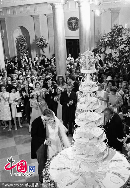 In this June 12, 1971 file photo, then U.S. president Richard Nixon applauds as his daughter Tricia and her husband Edward Finch Cox, cut a giant wedding cake at the White House. [CFP]