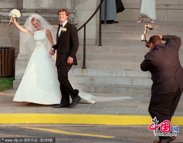 Photographer Calvin Hayes closes in on newly-weds Karenna Gore, daughter of Vice President Gore, and Andrew Schiff outside Washington&apos;s national cathedral Saturday July 12, 1997 after their wedding ceremony. [CFP]