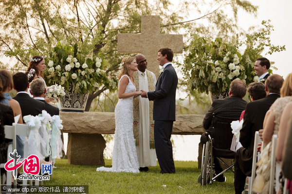 Jenna Bush, daughter of President George W. Bush and first lady Laura Bush, exchanges wedding vows with Henry Hager in an outdoor ceremony at the Bush family&apos;s prairie chapel ranch near Crawford, Texas, Saturday, May 10, 2008. [CFP]