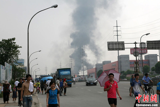 A powerful explosion at a factory in Nanjing, eastern China&apos;s Jiangsu Province July 28 killed at least six people and injured many more, witnesses and hospital sources said. An initial investigation showed gas leak from a pipeline going through the plant at Mufu East Road of Qixia District triggered the blast at about 10:10 a.m.. [Chinanews.com] 