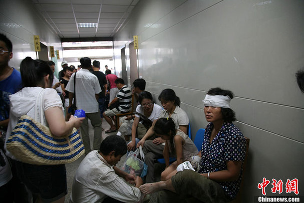 Injured people are seen in a hostpital after a powerful explosion at a plastics factory in northern Nanjing, capital of East China&apos;s Jiangsu province, July 28, 2010. [Chinanews.com] 