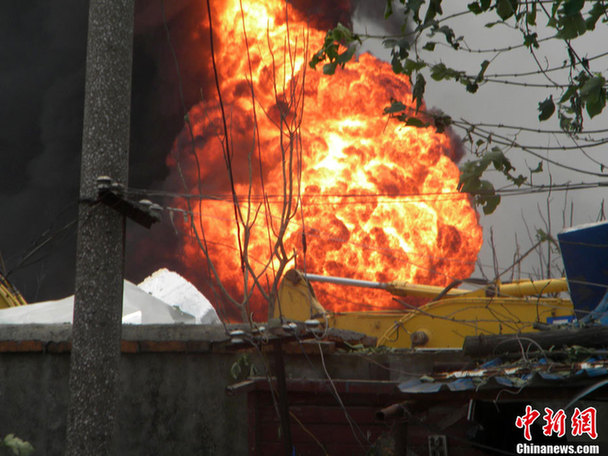 A powerful explosion at a factory in Nanjing, eastern China&apos;s Jiangsu Province July 28 killed at least six people and injured many more, witnesses and hospital sources said. An initial investigation showed gas leak from a pipeline going through the plant at Mufu East Road of Qixia District triggered the blast at about 10:10 a.m.. [Chinanews.com]