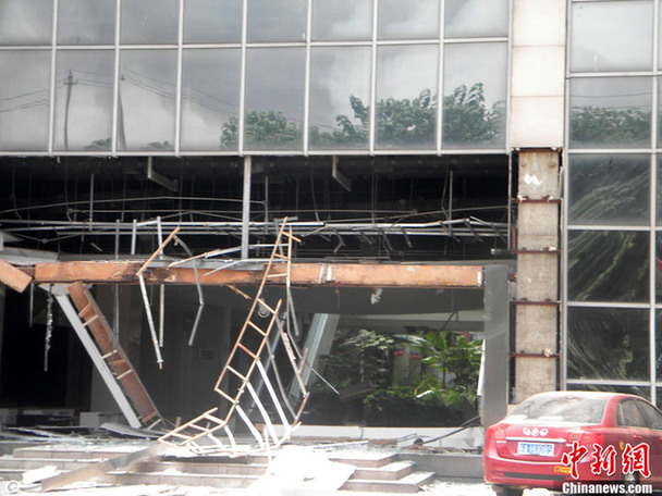 A powerful explosion at a factory in Nanjing, eastern China&apos;s Jiangsu Province July 28 killed at least six people and injured many more, witnesses and hospital sources said. An initial investigation showed gas leak from a pipeline going through the plant at Mufu East Road of Qixia District triggered the blast at about 10:10 a.m.. [Chinanews.com]