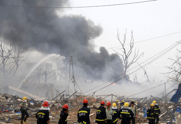 Firefighters rally to put out the fire caused by an explosion at a plastics factory in northern Nanjing, capital of East China&apos;s Jiangsu province, July 28, 2010. [Xinhua]