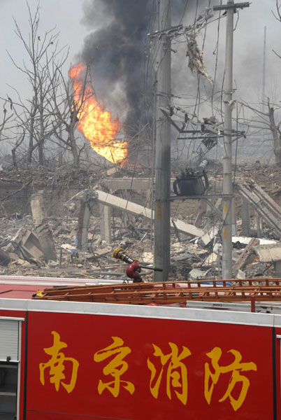 The blaze is still going after the explosion at a plastics factory in northern Nanjing, capital of East China&apos;s Jiangsu province, July 28, 2010. [Xinhua]