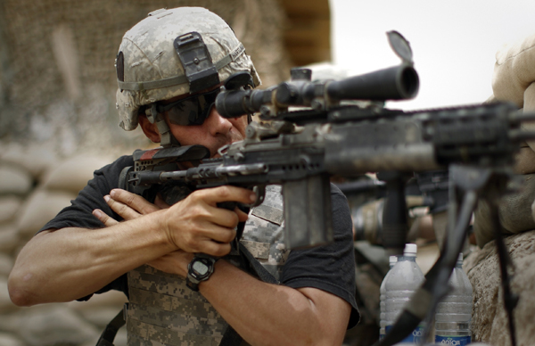 1st Sergeant Buddy Hartlaub with the U.S. Army's 1-320 Field Artillery Regiment, 101st Airborne Division takes aim at a suspected Taliban position at Combat Outpost Nolen in the Arghandab Valley north of Kandahar, Afghanistan, July 22, 2010. [Xinhua]