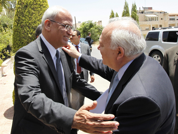 Chief Palestinian negotiator Saeb Erekat (L) welcomes Spain's Foreign Minister Miguel Angel Moratinos, before his meeting with Palestinian President Mahmoud Abbas in Amman July 27, 2010. [Xinhua]