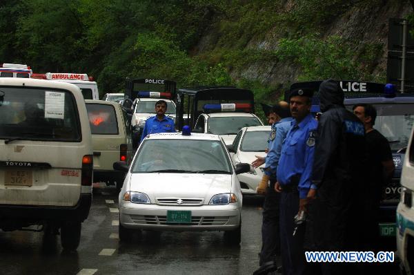 Police guard near the site a jetliner crashed near Islamabad, capital of Pakistan, July 28, 2010.[Zeeshan iyazi/Xinhua]