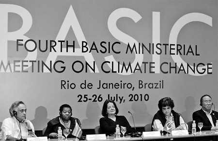 Brazilian Ambassador Vera Machado (center) with ministers of environment (from left to right) Jairam Rameseh of India, Buyelwa Sonjica of South Africa, Izabella Teixeira of Brazil and Xie Zhenhua of China at a climate change meeting on Monday. [Reuters] 