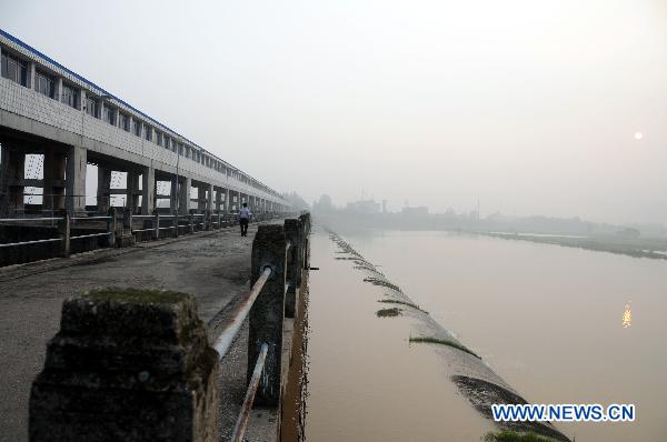 Photo taken on July 28, 2010 shows the sluice of Dujiatai flood diversion project in Xiantao, central China's Hubei Province. The Dujiatai flood diversion project was prepared to divert flood in an attempt to release the flood pressure for the lower reaches of Han River including Wuhan, capital city of Hubei province. [Xinhua] 