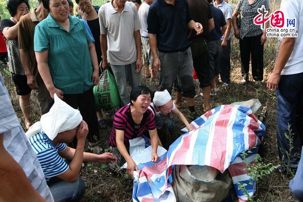 Search continues after deadly bridge collapse.The Yi River Bridge collapsed at about 5 p.m. Saturday in Luanchuan County, Luoyang City, plunging 42 people on it into the rushing waters, a local government spokesman said.[CFP] 