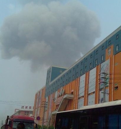 An explosion occurred at a petrochemical plant in Nanjing's Magaoqiao District at 10:10 am today. The shock wave shattered the glasses in the neighbourhood.[Sina.com.cn]