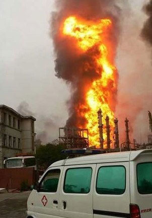An explosion occurred at a petrochemical plant in Nanjing's Magaoqiao District at 10:10 am today. The shock wave shattered the glasses in the neighbourhood.[Tom.cn]