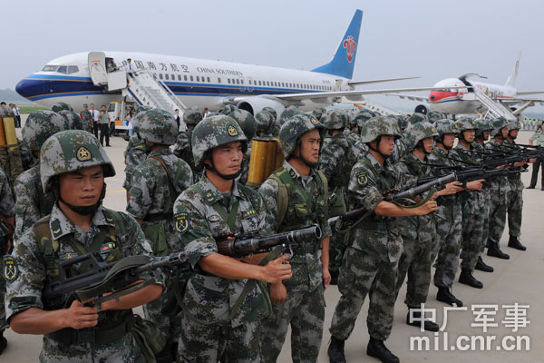 An army unit based at an inland province in the Jinan Military Command ferried combat forces and arms to &apos;a coastal city&apos; in Shandong province on July 27, 2010. [Photo: cnr.cn]