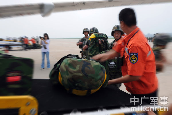 An army unit based at an inland province in the Jinan Military Command ferried combat forces and arms to &apos;a coastal city&apos; in Shandong province on July 27, 2010. [Photo: cnr.cn]