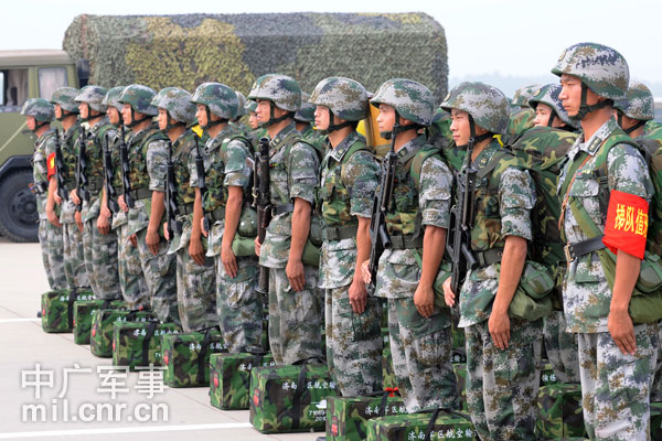 An army unit based at an inland province in the Jinan Military Command ferried combat forces and arms to &apos;a coastal city&apos; in Shandong province on July 27, 2010. [Photo: cnr.cn]