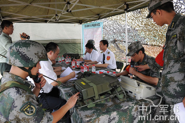 An army unit based at an inland province in the Jinan Military Command ferried combat forces and arms to &apos;a coastal city&apos; in Shandong province on July 27, 2010. [Photo: cnr.cn]