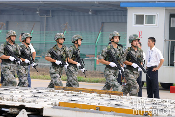 An army unit based at an inland province in the Jinan Military Command ferried combat forces and arms to &apos;a coastal city&apos; in Shandong province on July 27, 2010. [Photo: cnr.cn]