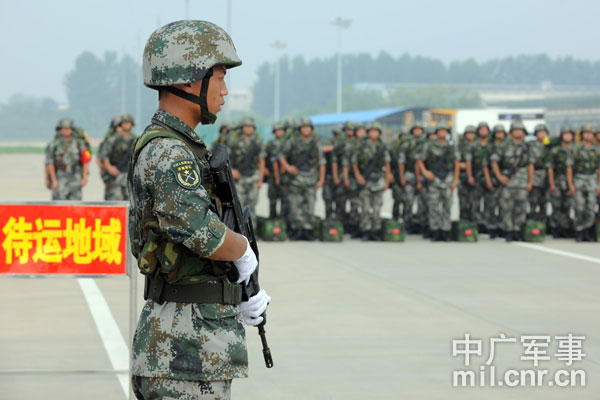 An army unit based at an inland province in the Jinan Military Command ferried combat forces and arms to &apos;a coastal city&apos; in Shandong province on July 27, 2010. [Photo: cnr.cn]