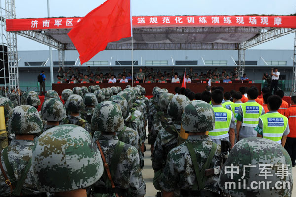 An army unit based at an inland province in the Jinan Military Command ferried combat forces and arms to &apos;a coastal city&apos; in Shandong province on July 27, 2010. [Photo: cnr.cn]