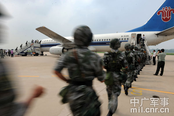 An army unit based at an inland province in the Jinan Military Command ferried combat forces and arms to &apos;a coastal city&apos; in Shandong province on July 27, 2010. [Photo: cnr.cn]