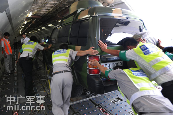 An army unit based at an inland province in the Jinan Military Command ferried combat forces and arms to &apos;a coastal city&apos; in Shandong province on July 27, 2010. [Photo: cnr.cn]