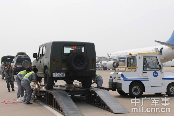 An army unit based at an inland province in the Jinan Military Command ferried combat forces and arms to &apos;a coastal city&apos; in Shandong province on July 27, 2010. [Photo: cnr.cn]