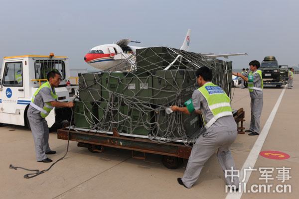 An army unit based at an inland province in the Jinan Military Command ferried combat forces and arms to &apos;a coastal city&apos; in Shandong province on July 27, 2010. [Photo: cnr.cn]