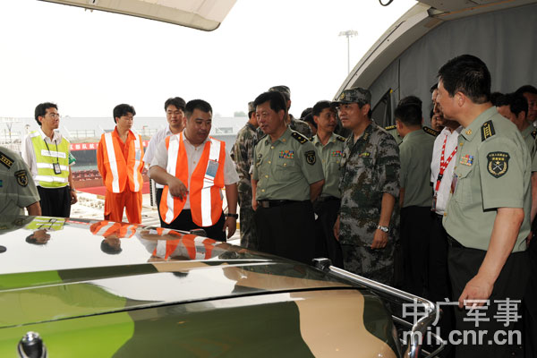 An army unit based at an inland province in the Jinan Military Command ferried combat forces and arms to &apos;a coastal city&apos; in Shandong province on July 27, 2010. [Photo: cnr.cn]