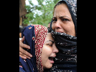 Relatives of the victims of an Airblue passenger plane, which crashed on the outskirts of Islamabad, mourn at the Pakistan Institute of Medical Sciences Hospital in Islamabad July 28, 2010. [Xinhua]