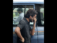 Relatives of the victims of an Airblue passenger plane, which crashed on the outskirts of Islamabad, mourn at the Pakistan Institute of Medical Sciences Hospital in Islamabad July 28, 2010. [Xinhua]