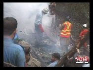 Rescue workers go through the wreckage of an Airblue passenger plane which crashed in Islamabad's Margalla Hills July 28, 2010. [Chinanews.com]