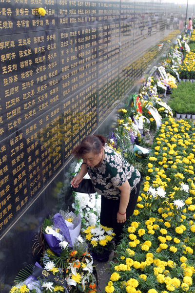 A woman mourns quake victims of Tangshan earthquake in fornt of a 300-meter-long wall, widely known as the Chinese &apos;wailing wall&apos; at Tangshan Earthquake Memorial Park, Hebei Province, July 28, 2010. A 7.8-magnitude earthquake struck north China&apos;s Tangshan on July 28, 1976, lost 240,000 lives. [CFP]