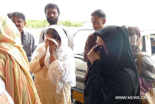 Pakistani women mourn the death of their relatives in the southern Pakistani city of Karachi July 28, 2010. A passenger plane crashed in the Margalla hills on Wednesday morning, killing all of the 152 people on board. [M. Arshad/Xinhua]