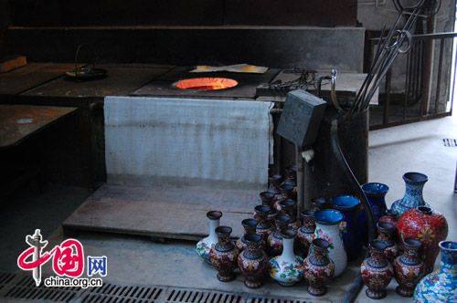 After the glue is applied, the pieces are sent to the stove in a building outside the factory, where they are baked at temperatures between 800 and 1,000 degrees Celsius, to make sure the glue holds for the next steps.