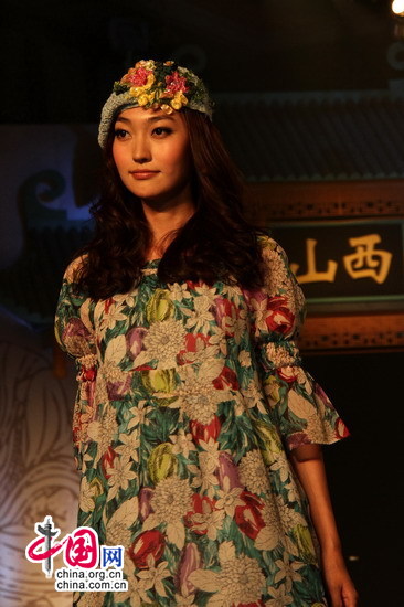 A model poses for photos on 'Splendid Asia, Beautiful Shanxi' Asian Fashion Show in Star River Hotel in Taiyuan, capital of north China's Shanxi Province.