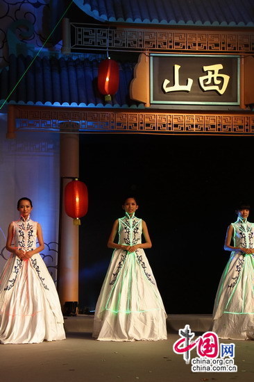 Model pose for photos on 'Splendid Asia, Beautiful Shanxi' Asian Fashion Show in Star River Hotel in Taiyuan, capital of north China's Shanxi Province.