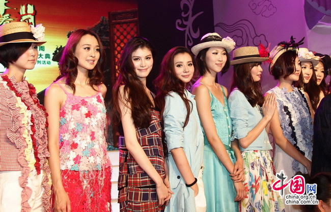 17 top models in China gather at 'Splendid Asia, Beautiful Shanxi' Asian Fashion Show in Star River Hotel in Taiyuan, capital of north China's Shanxi Province, July 24, 2010.