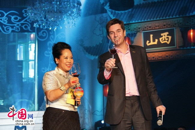 Vice president of Star River Property Holding Limited Liang Shangyan (L) at the opening ceremony of 'Splendid Asia, Beautiful Shanxi' Asian Fashion Show in Star River Hotel in Taiyuan, capital of north China's Shanxi Province, July 24, 2010.