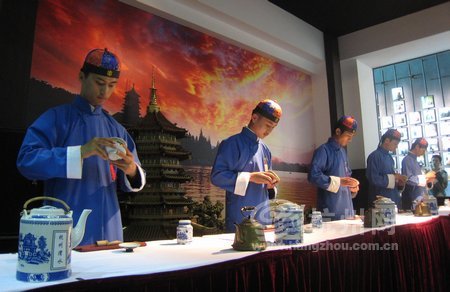 On July 26, an international communication event called 'Green Tea and Red Wine, Hangzhou and Expo' was held in the Hangzhou Pavilion, representing the merging of Chinese and Western culture.