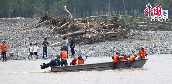Search continues for 13 missing from bridge collapse.The Yi River Bridge collapsed at about 5 p.m. Saturday in Luanchuan County, Luoyang City, plunging 42 people on it into the rushing waters, a local government spokesman said.[CFP] 