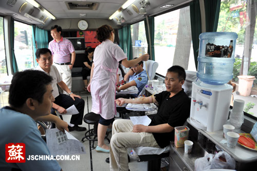 Nanjing residents donate blood after hearing of the deadly pipeline blast and noticing urgent calls on the internet for blood donors. [Jschina.com.cn]