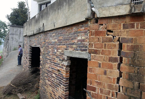 The land subsidence led to a crack in the wall of a house in Hutang village of Loudi, Central China's Hunan province, July 28, 2010. 
