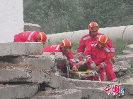 An engineering regiment under the Beijing military command holds a disaster relief drill in suburban Beijing on July 30, 2010. [Photo by Chen Xia / China.org.cn]