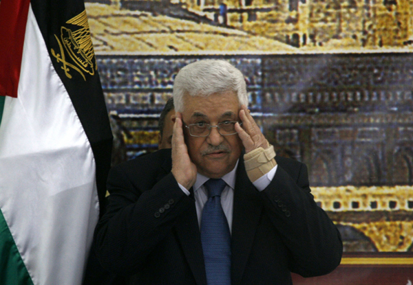 Palestinian President Mahmoud Abbas prays before the start of a meeting with senior Fatah and PLO leaders in the West Bank city of Ramallah May 31, 2010. [Xinhua]