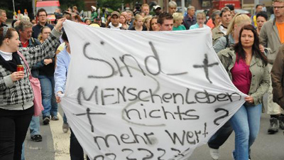 Demonstrators ask mayor to resign over Duisburg stampede