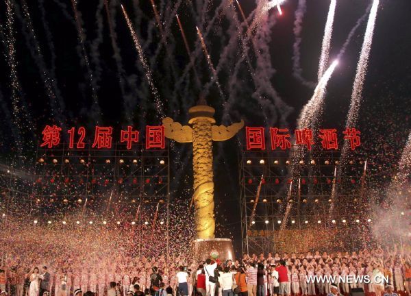 Fireworks are seen as people celebrate the opening of the 12th China International Beer Festival in Dalian, northeast China's Liaoning Province, July 29, 2010. The 12th China International Beer Festival kicked off in Dalian Thursday evening. Some 2 million tourists are expect to come to the 12-day festival to enjoy beer and more than 300 performances and activities. [Wang Xizeng/Xinhua]