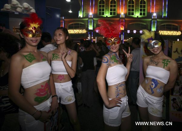 Models pose for photos at the 12th China International Beer Festival in Dalian, northeast China's Liaoning Province, July 29, 2010. The 12th China International Beer Festival kicked off in Dalian Thursday evening. Some 2 million tourists are expect to come to the 12-day festival to enjoy beer and more than 300 performances and activities. [Chen Hao/Xinhua]